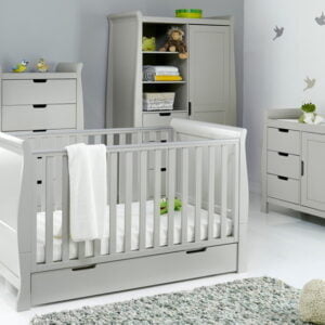 OBaby Stamford Classic Sleigh 4 Piece Room Set offers families the perfect combination of style, quality and practicality.
