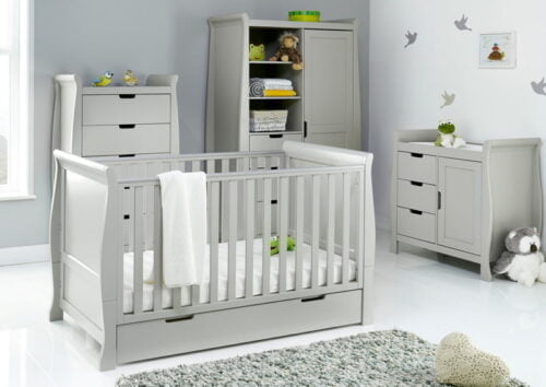 OBaby Stamford Classic Sleigh 4 Piece Room Set offers families the perfect combination of style, quality and practicality.