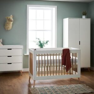 OBaby Maya Mini 3 Piece Room Set is inspired by Scandinavian design, featuring a clean-cut finish and two-tone colourway, making it the perfect addition