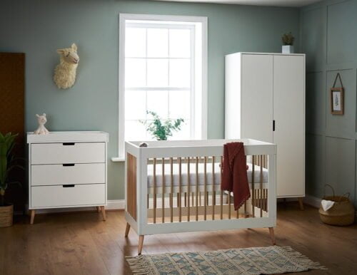 OBaby Maya Mini 3 Piece Room Set is inspired by Scandinavian design, featuring a clean-cut finish and two-tone colourway, making it the perfect addition